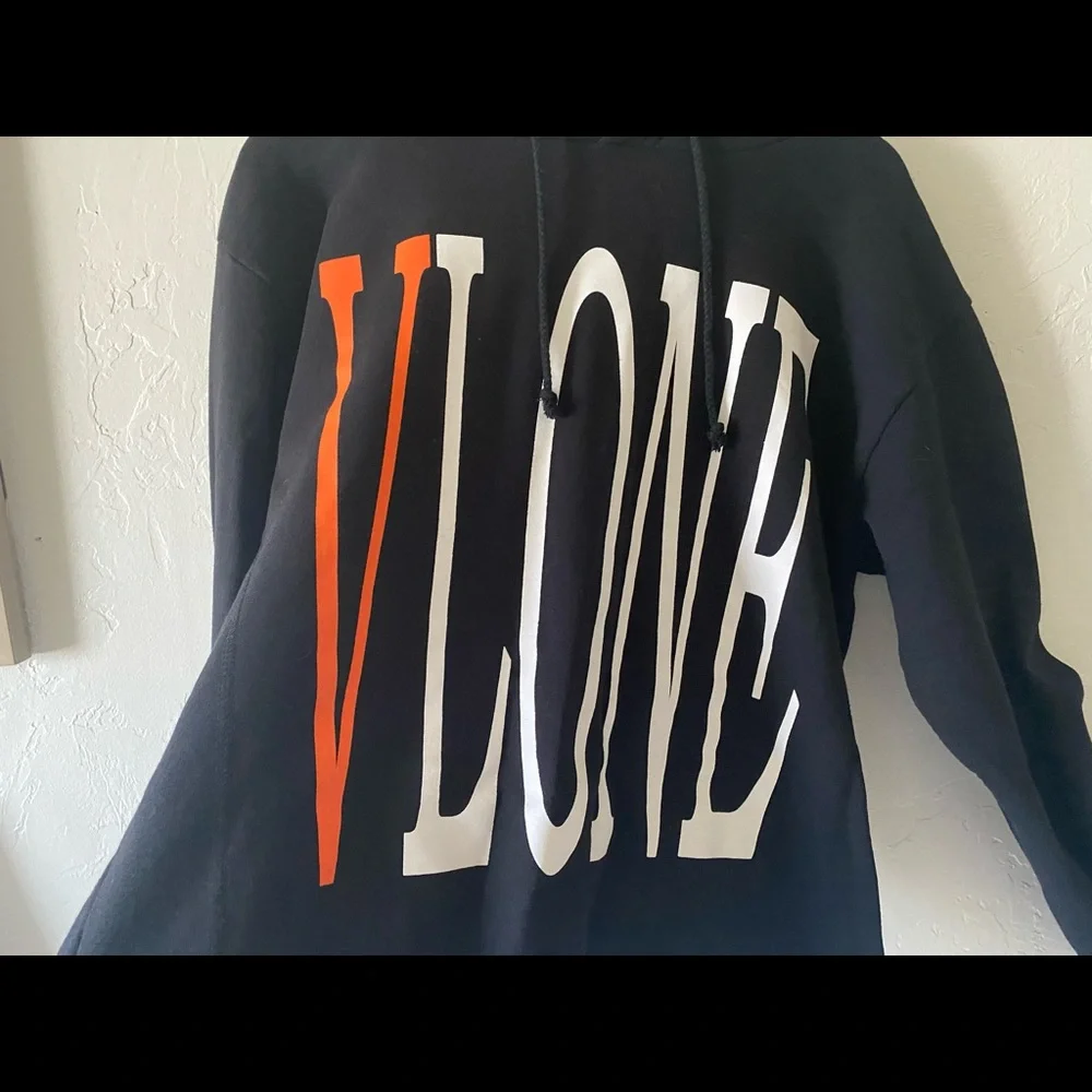 Authentic VLONE cropped black hoodie - Picture 2 of 6